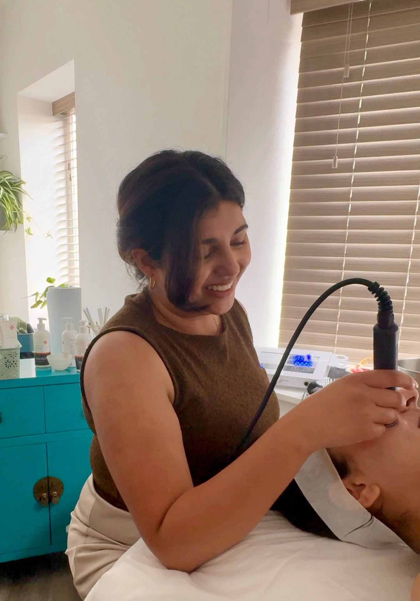 Anisah performing a treatment at Leeds Laser